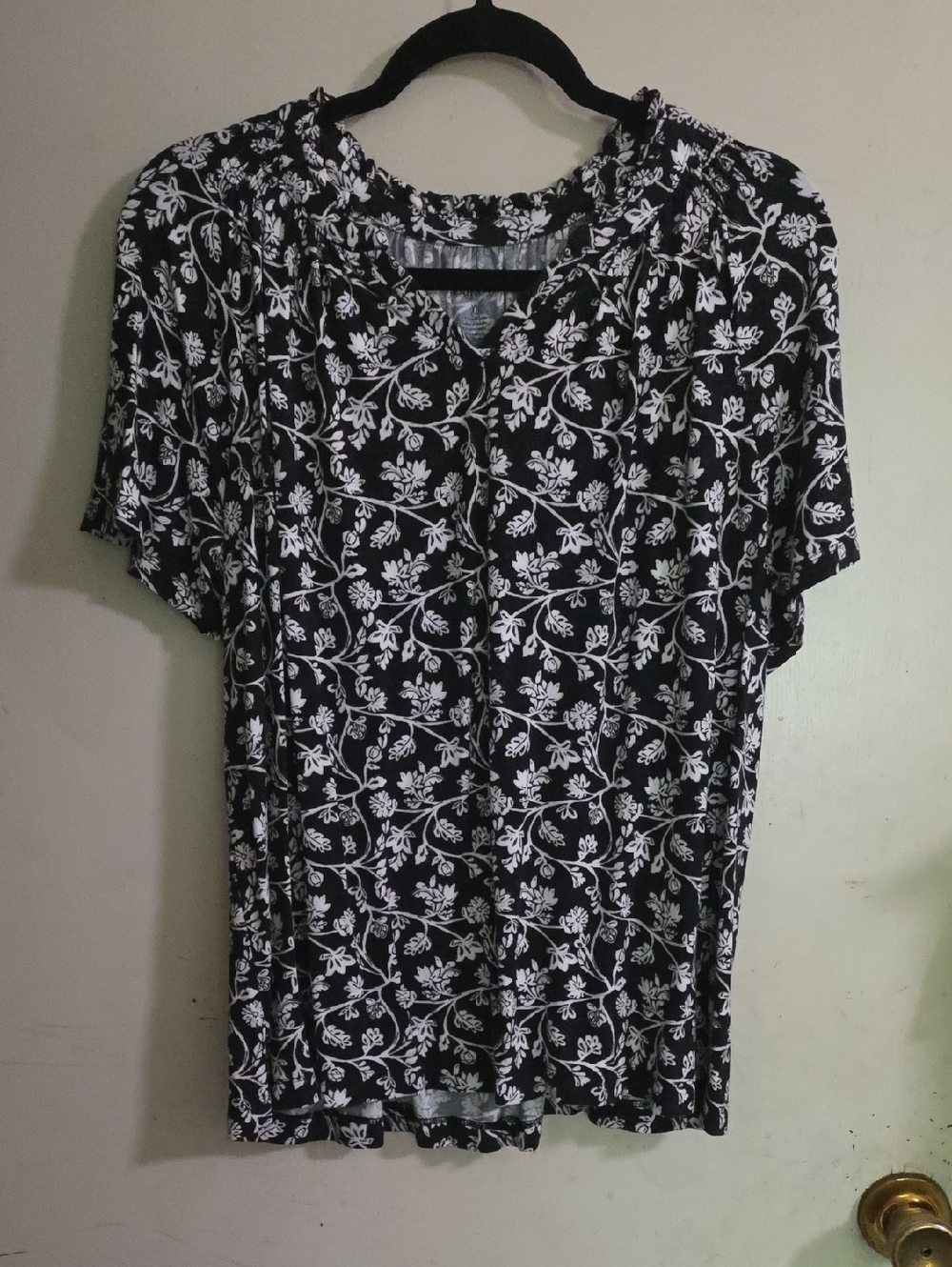 (NWOT)Womens Croft &Barrow Black & White Floral Short Sleeve Top
